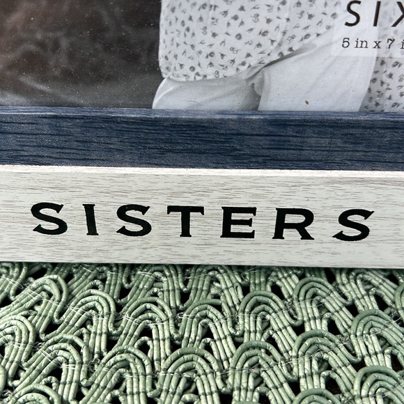New never used beautiful 5” x 7” SISTERS photo frame. Natural composite wood. - Picture 3 of 5